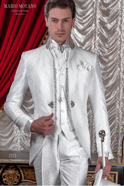 Costume de marié baroque. Levita blanc cru jacquard col mandarin avec des strass.