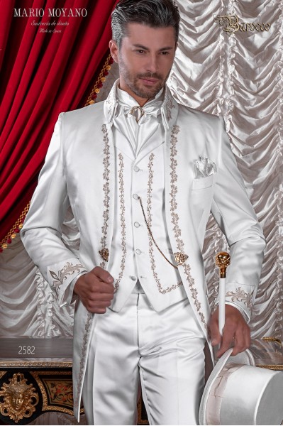 Costume de mariage redingote blanc avec broderie doré.