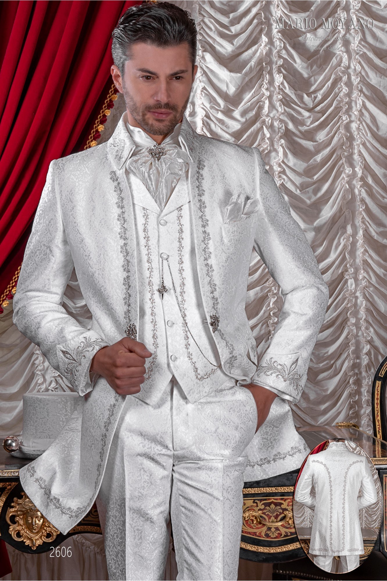 Abito da sposo barocco, redingote vintage collo Napoleone in tessuto jacquard bianco con ricamo argento e chiusura in cristallo