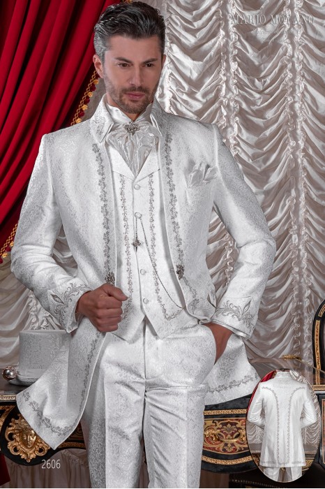 Traje de novio barroco, levita de época cuello Napoleón en tejido jacquard blanco con bordados plateados y broche de cristal