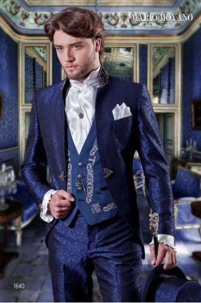 Costume de marié baroque. Levita blue jacquard col mandarin avec des strass.