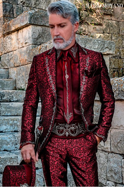 Levita de época en tejido brocado rojo con bordados plata 2846 Mario Moyano