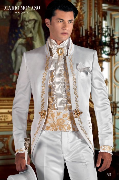 Costume de marié baroque, redingote vintage en tissu brocart blanc avec brodé d'or et fermoir en cristal