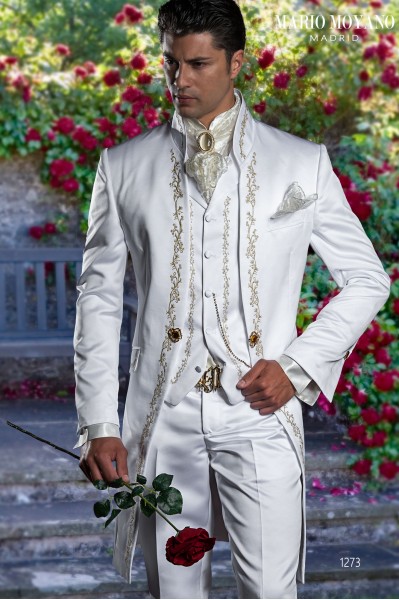Costume de marié baroque, redingote blanche d'époque avec des broderies en or et une broche en cristal.